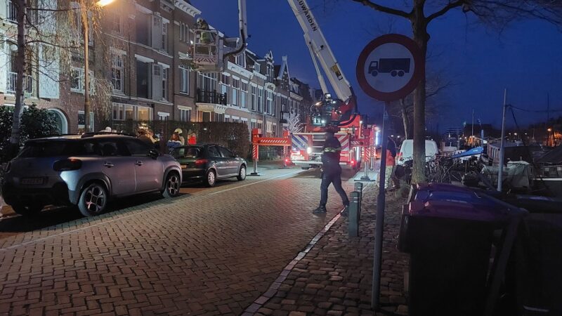 Bewoners met hoogwerker van balkons gehaald bij brand in Leeuwarden
