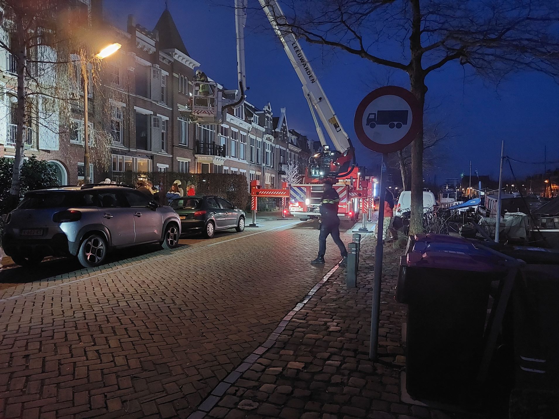Bewoners met hoogwerker van balkons gehaald bij brand in Leeuwarden