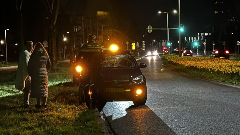 Auto fiks beschadigd na aanrijding met fatbike met twee opzittenden in Leeuwarden