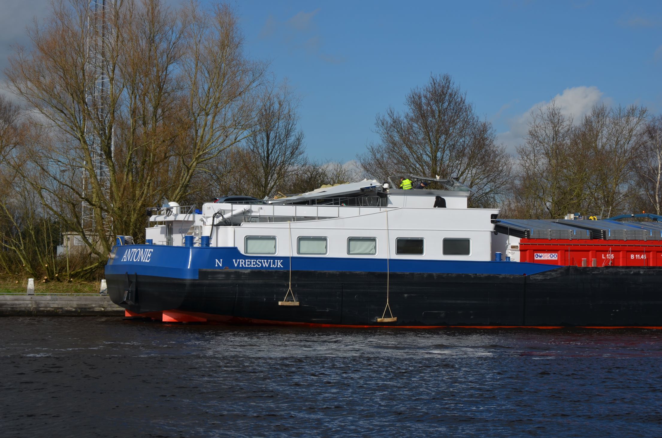 Stuurhut binnenvaartschip beschadigd na aanvaring met spoorbrug in Grou