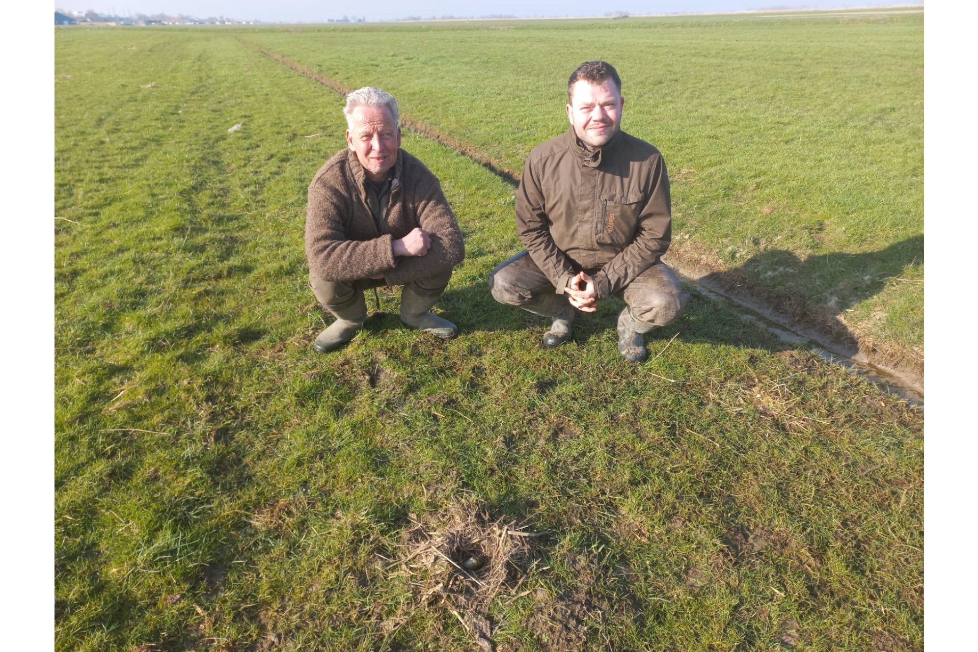 Klaas Stapensea en Ewout Schröder vinden eerste kievitsei gemeente Leeuwarden