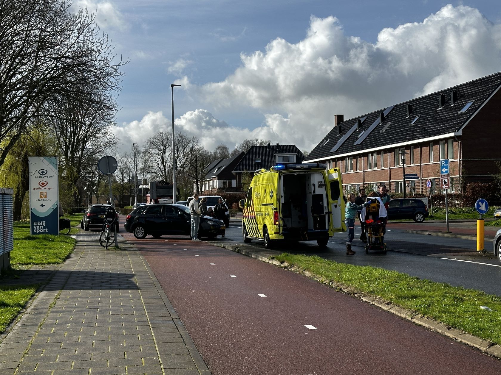 Automobilist en fietsster met elkaar in botsing in Leeuwarden