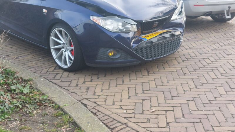 Lesauto betrokken bij kop-staartbotsing in Leeuwarden