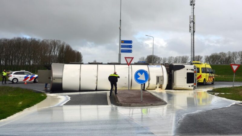 Melkwagen kantelt en verliest duizenden liters melk op rotonde bij Marsum