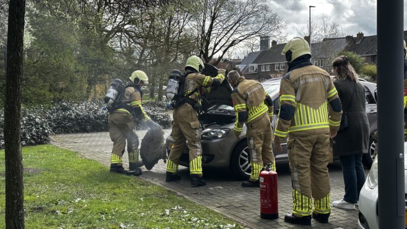 Brandweer ingezet voor smeulend isolatieateriaal onder motorkap in Leeuwarden