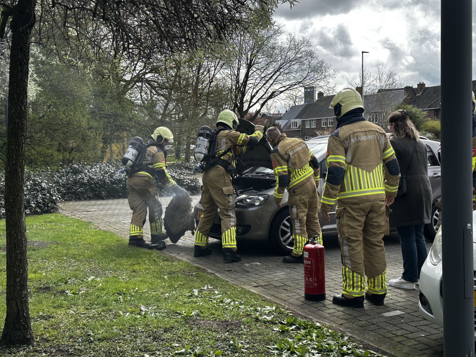 Brandweer ingezet voor smeulend isolatieateriaal onder motorkap in Leeuwarden