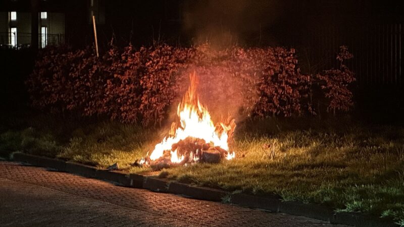 Brandweer blust twee buitenbranden in Leeuwarden