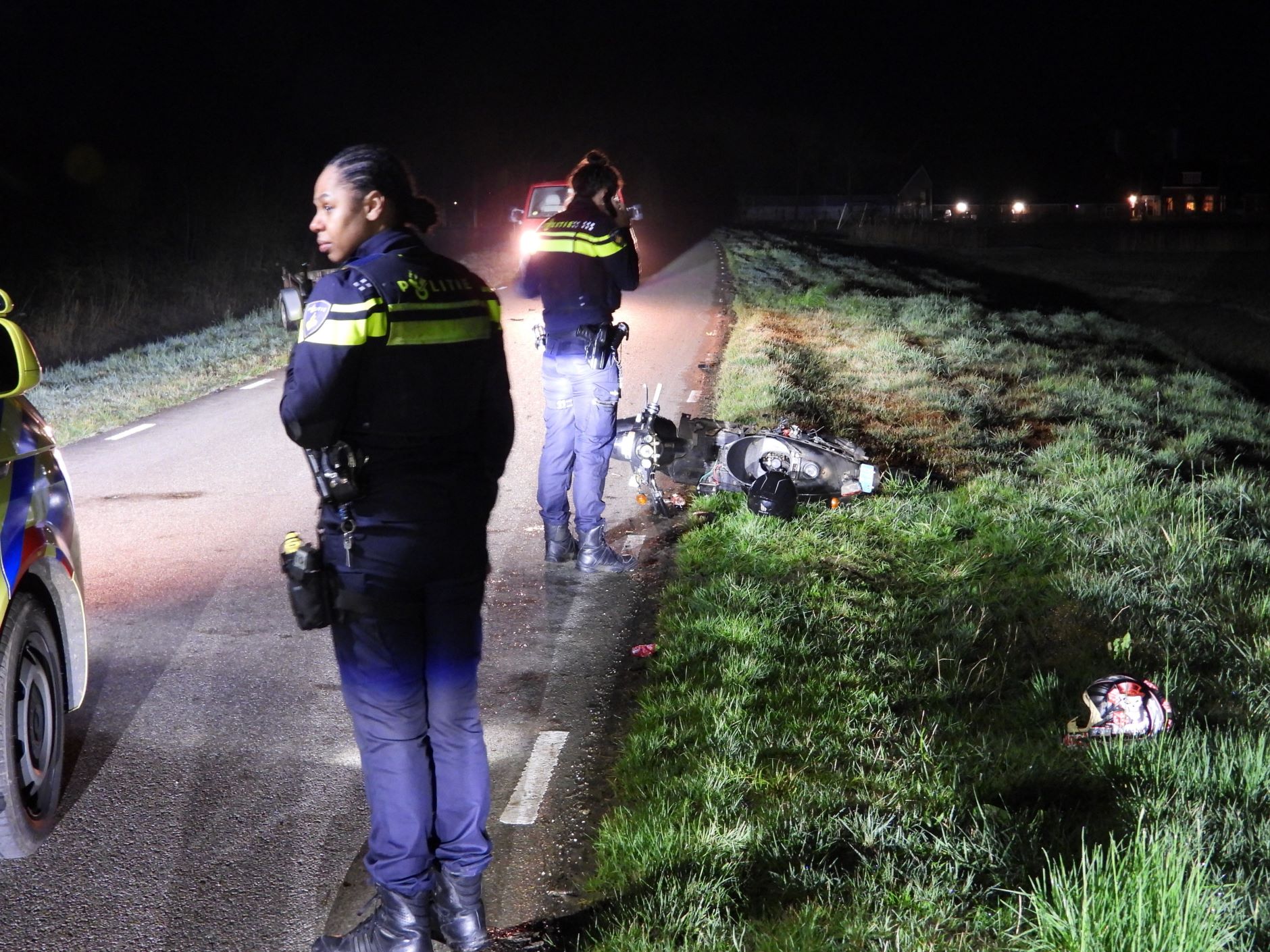 Scooterrijder gewond na botsing met stilstaande onverlichte aanhanger in Stiens