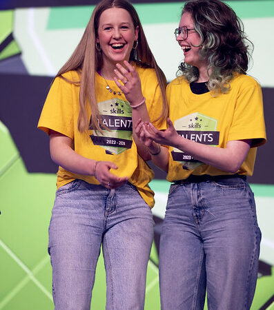 Tinke en Veerle winnen namens YnSicht Leeuwarden de landelijke Skills Talents Finale Dienstverlening & Producten