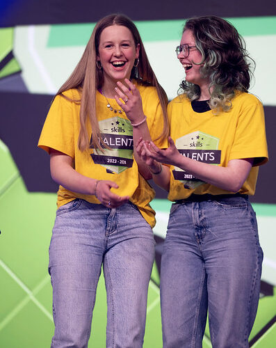 Tinke en Veerle winnen namens YnSicht Leeuwarden de landelijke Skills Talents Finale Dienstverlening & Producten