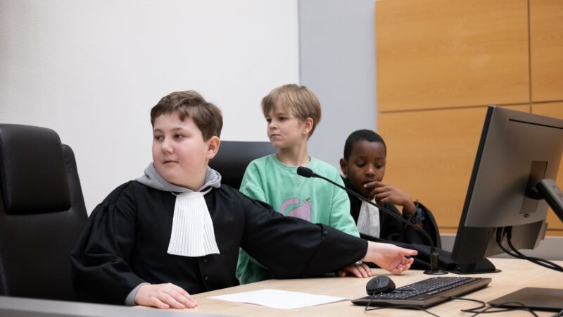 Leerlingen Weekendscholen rechter en advocaat bij rechtbank Noord-Nederland