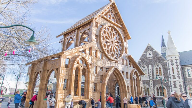Olivier Grossetête bouwt samen met Leeuwarders van 1300 kartonnen dozen een fantastisch bouwwerk op het Oldehoofsterkerkhof
