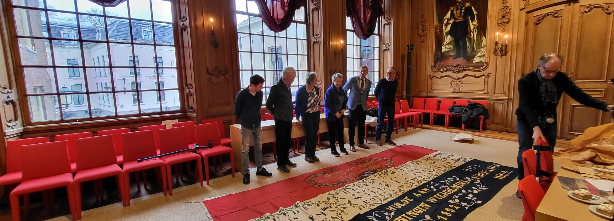 VIDEO: Vlag van 210 jaar oud geschonken aan de gemeente Leeuwarden – Leeuwarden On Air