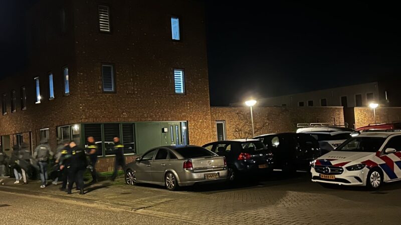 Arrestatieteam valt woning aan de Mondriaanstraat in Leeuwarden binnen: persoon aangehouden