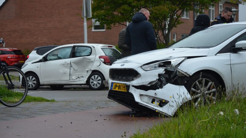 Auto’s zwaar beschadigd na ongeval op kruising in Leeuwarden