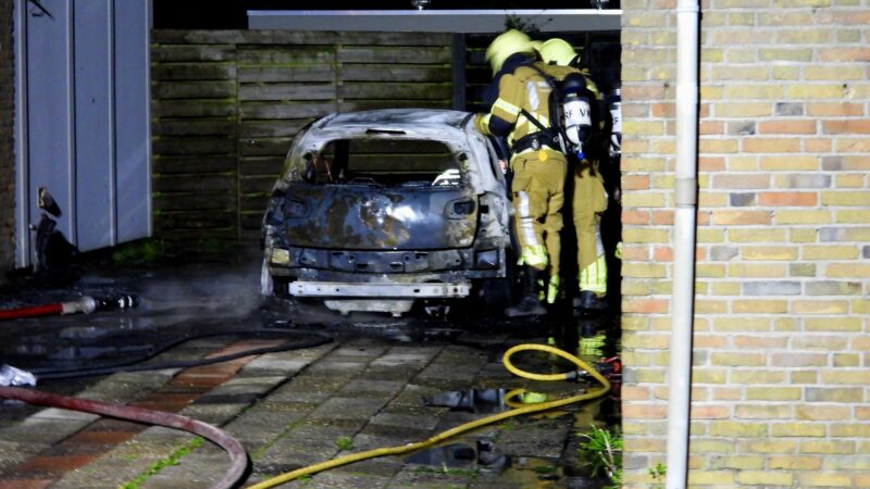 Auto brandt volledig uit naast woning in Stiens
