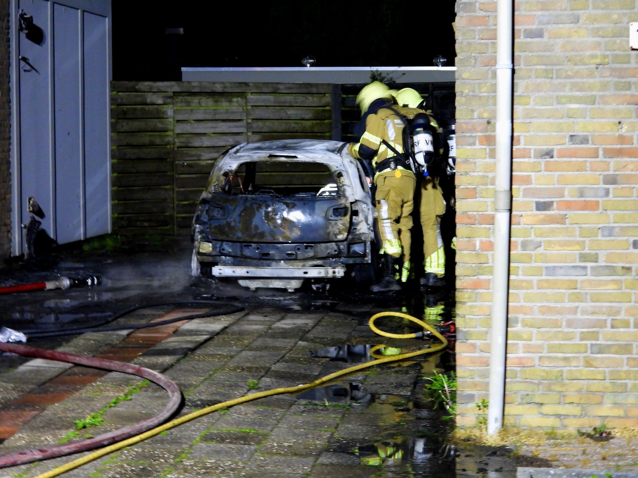 Auto brandt volledig uit naast woning in Stiens