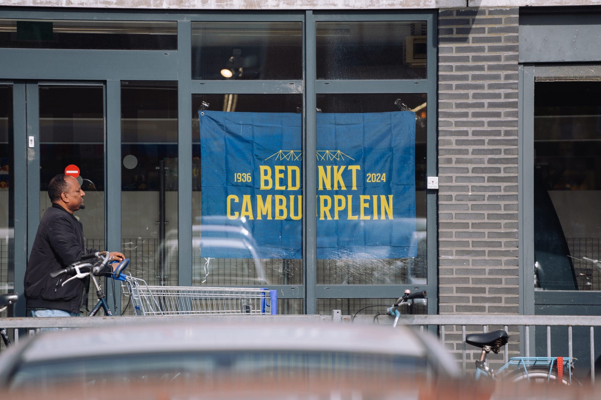Bewoners Cambuurplein hijsen massaal de Bedankt Cambuurplein-vlag