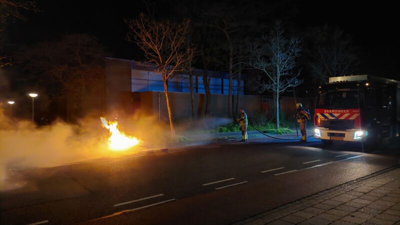 Huisvuilcontainer vat vlam in Leeuwarden