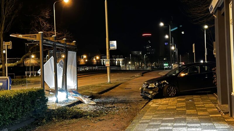 Automobilist rijdt bushokje aan diggelen in Leeuwarden