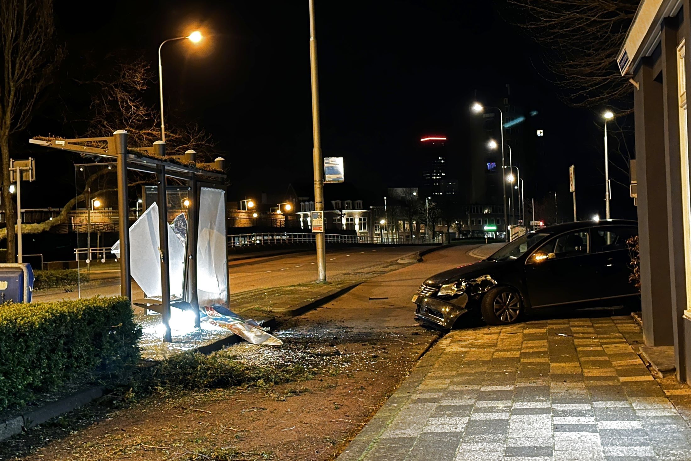 Automobilist rijdt bushokje aan diggelen in Leeuwarden