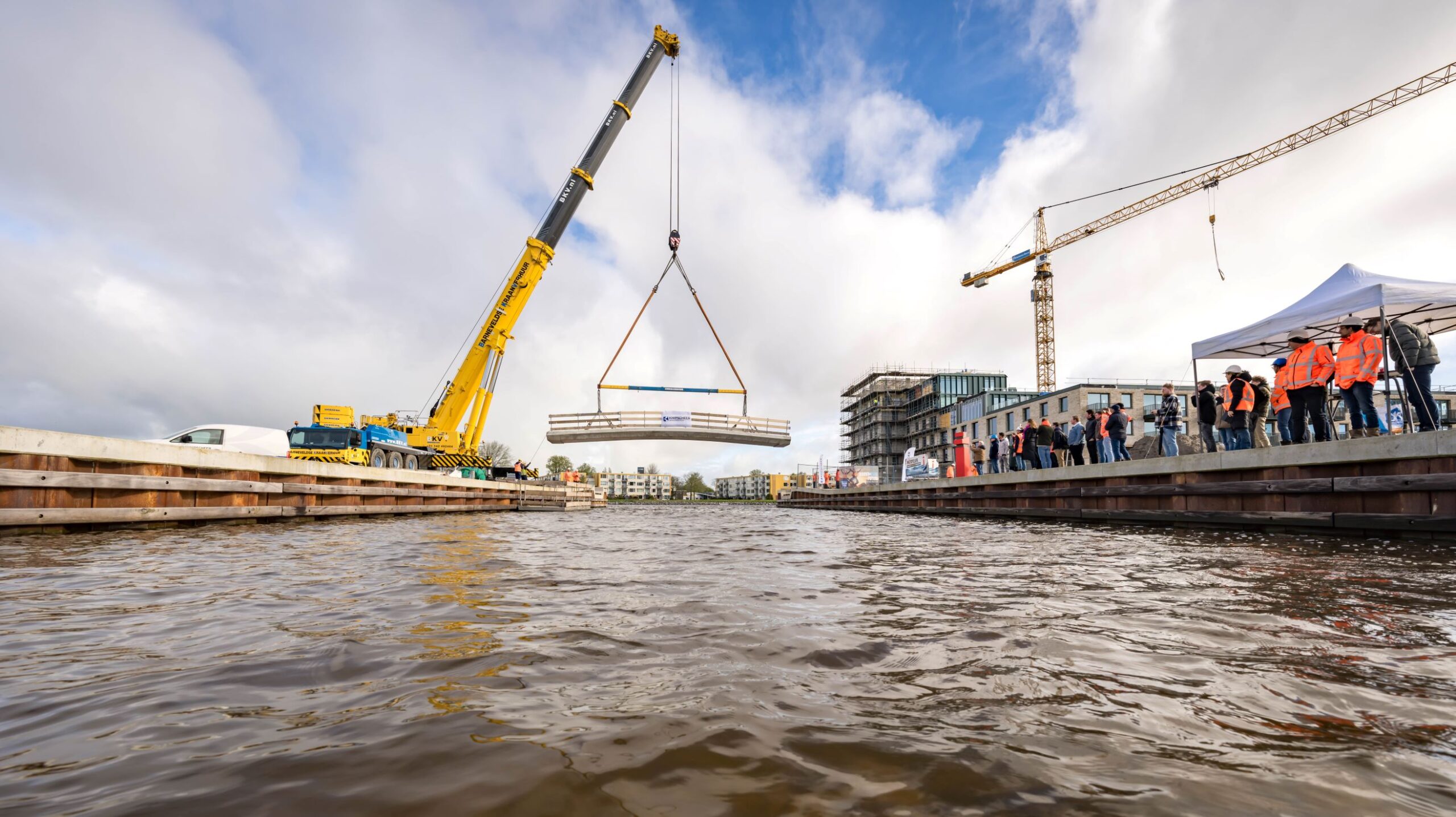 In fabriek gemaakte brug geplaatst over Middelseefeart in Leeuwarden