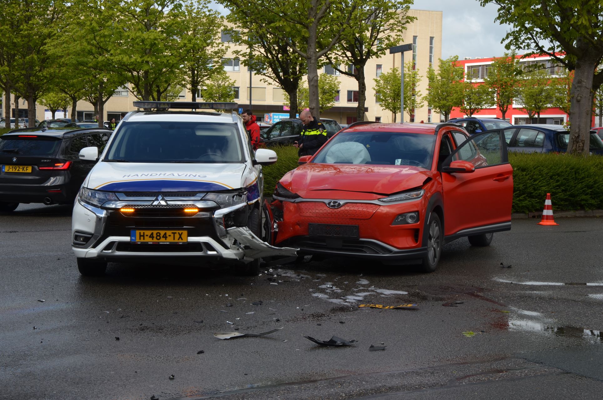 Handhavers betrokken bij auto-ongeluk in Leeuwarden