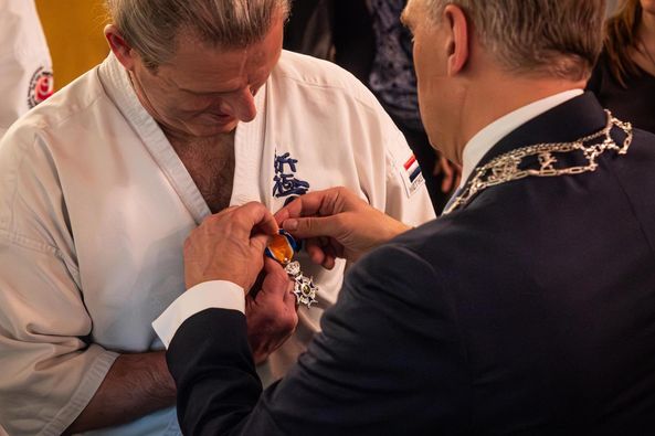 Burgemeester Buma reikt aan zeven inwoners gemeente Leeuwarden een Koninklijke onderscheiding uit