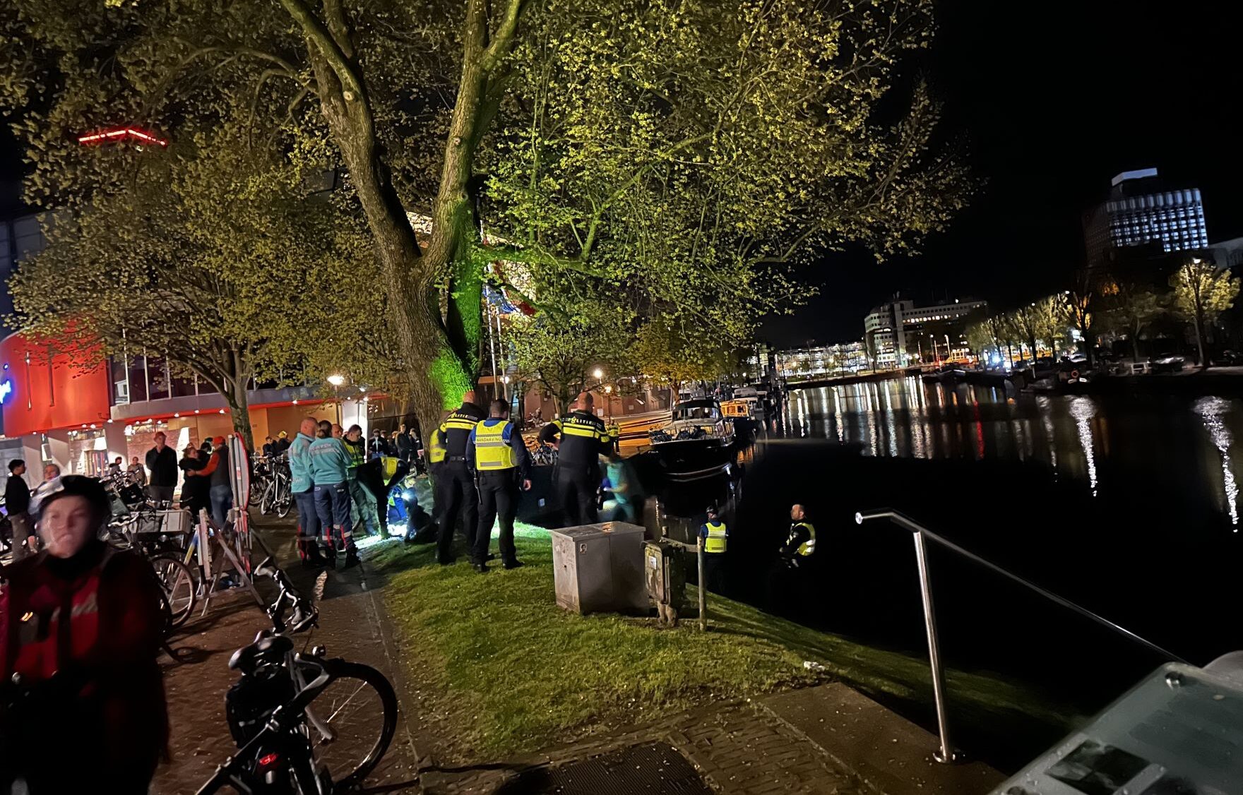 Grote zoekactie naar drenkeling in de Wester Stadsgracht te Leeuwarden