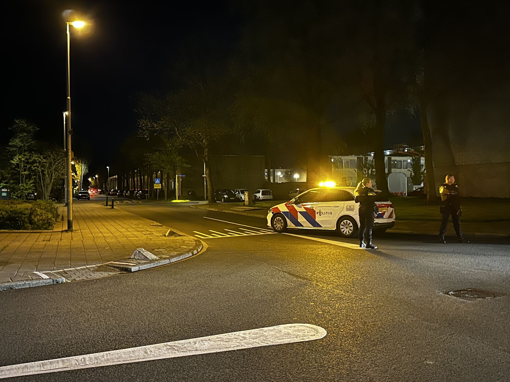 Politie doet onderzoek naar een verdachte situatie in Leeuwarden