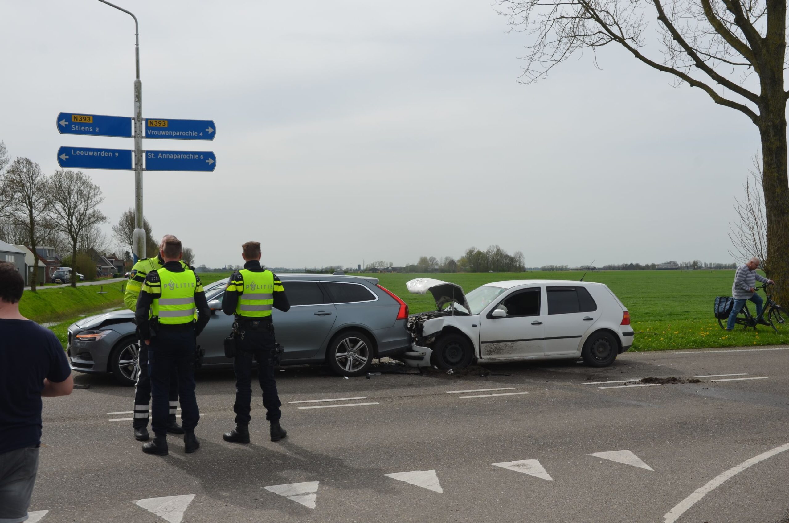 Hulpdiensten ingezet voor ongeval met auto’s op kruising in Stiens