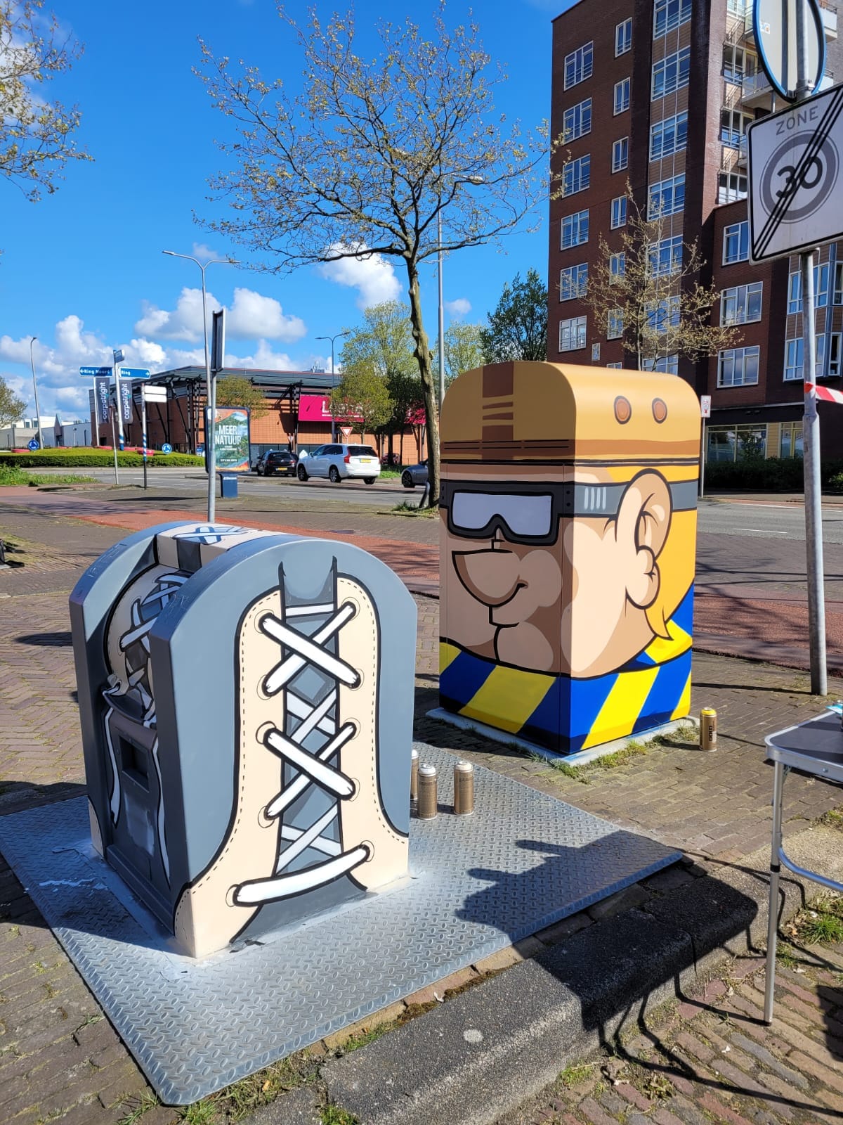 Containers op het Vliet in Leeuwarden verfraaid door kunstenaars van Writer’s Block
