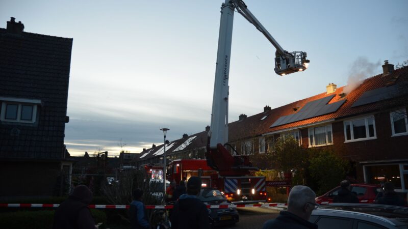 Hevige rookontwikkeling bij felle brand op zolder van woning in Leeuwarden