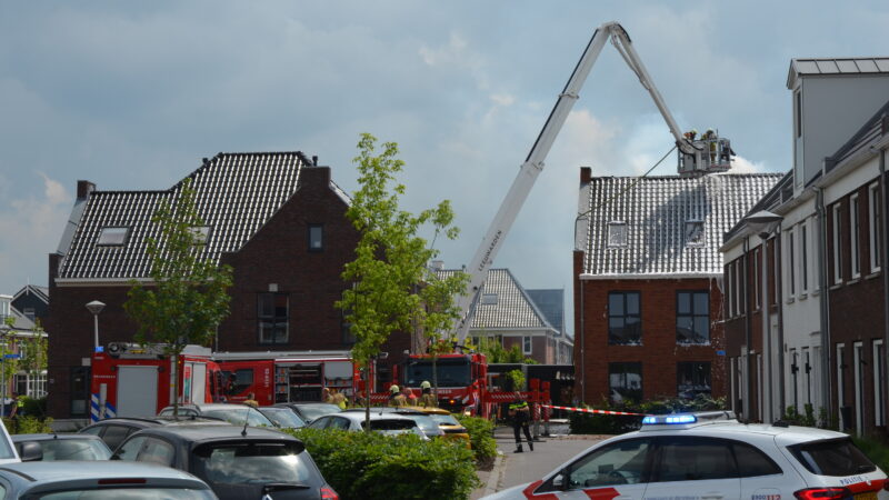 Flinke brand op dak van nieuwbouwwoning in Leeuwarden