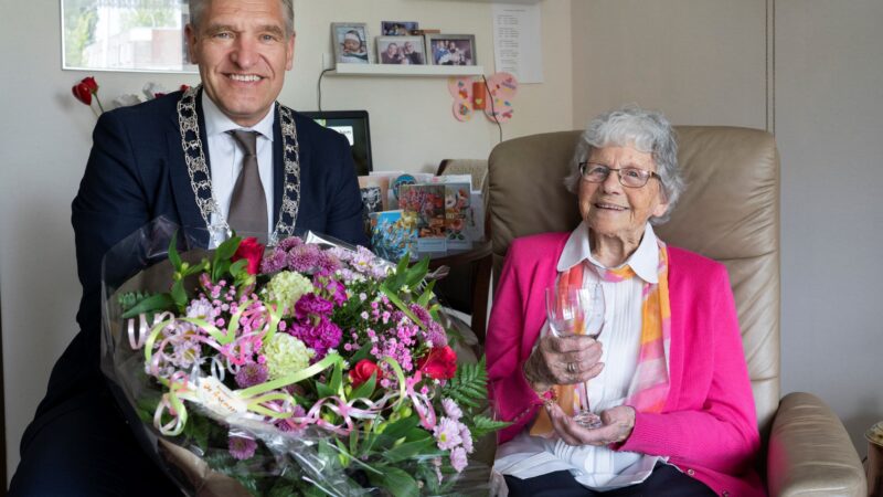 Burgemeester Buma bezoekt mevrouw Staal-Boersma die woensdag 100 jaar wordt