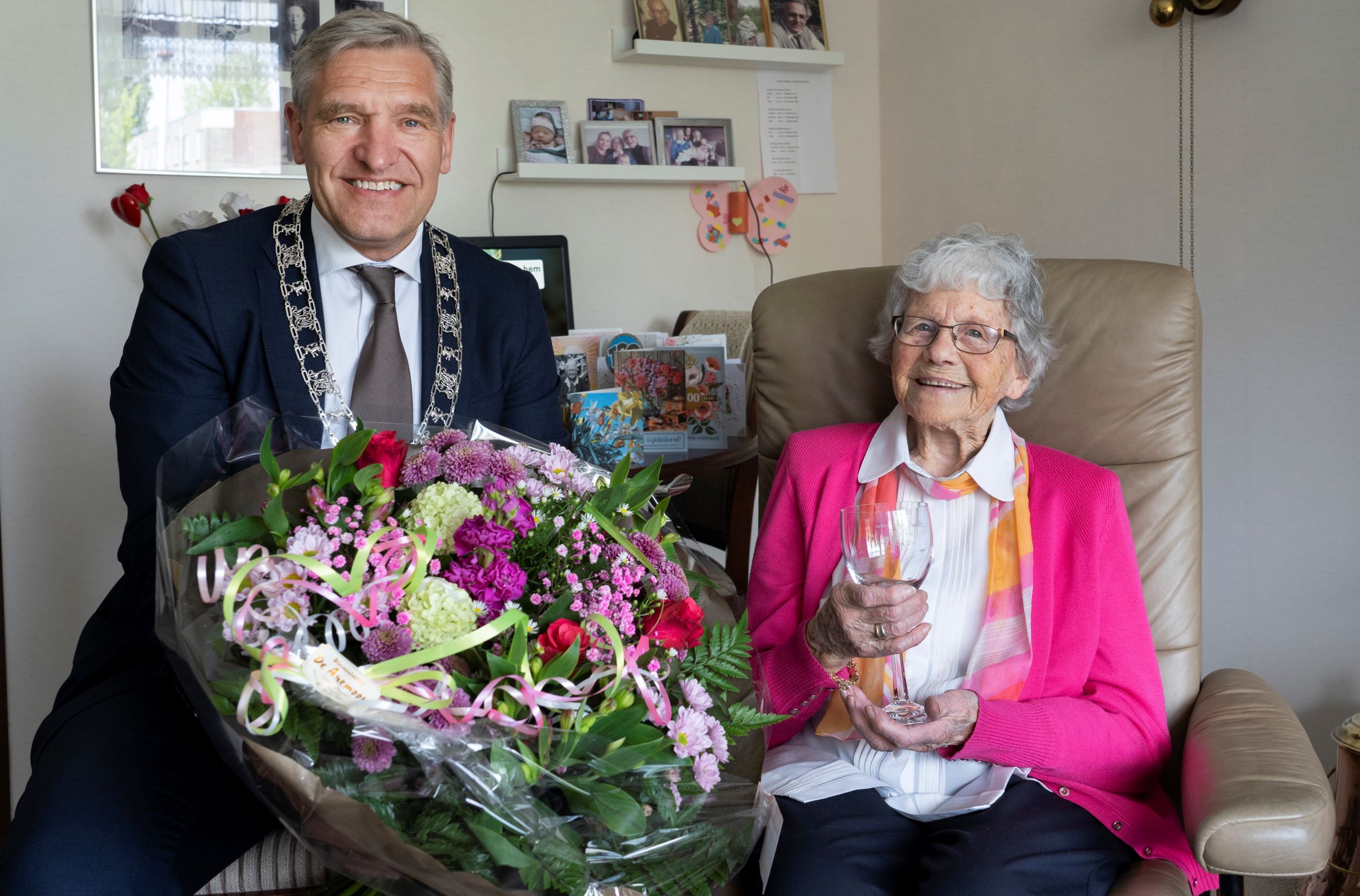 Burgemeester Buma bezoekt mevrouw Staal-Boersma die woensdag 100 jaar wordt