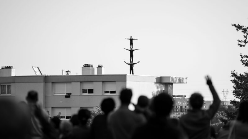 Franse topacrobaten van Compagnie XY verrassen Leeuwarden met adembenemende stunts