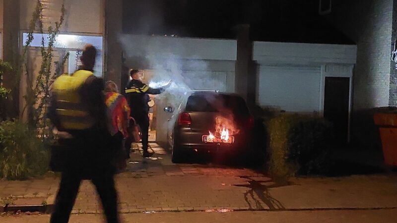 Auto vat vlam door vuurwerk in Leeuwarden