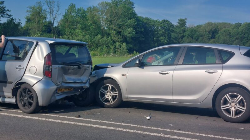 Schade bij ongeval tussen drie voertuigen in Leeuwarden