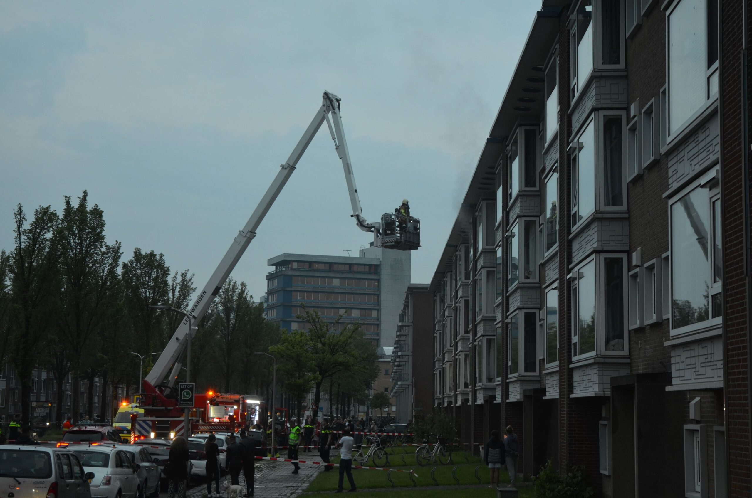 Brand in flat aan de Pieter Stuyvesantweg in Leeuwarden; kat gered