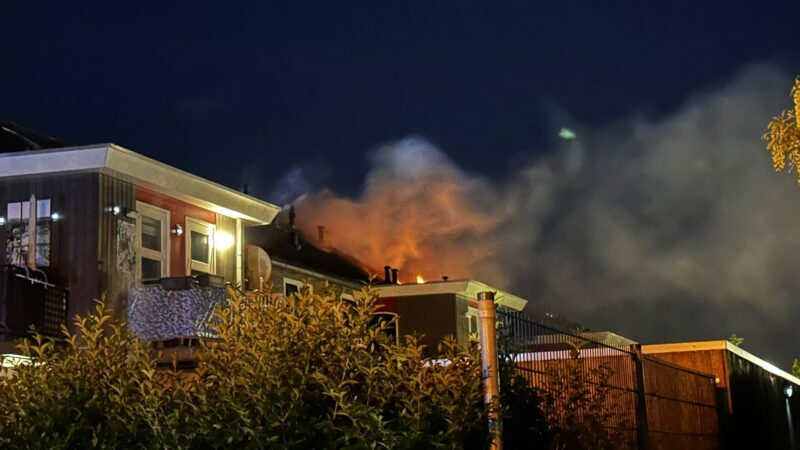 Brandweer ingezet voor uitslaande brand in Leeuwarden