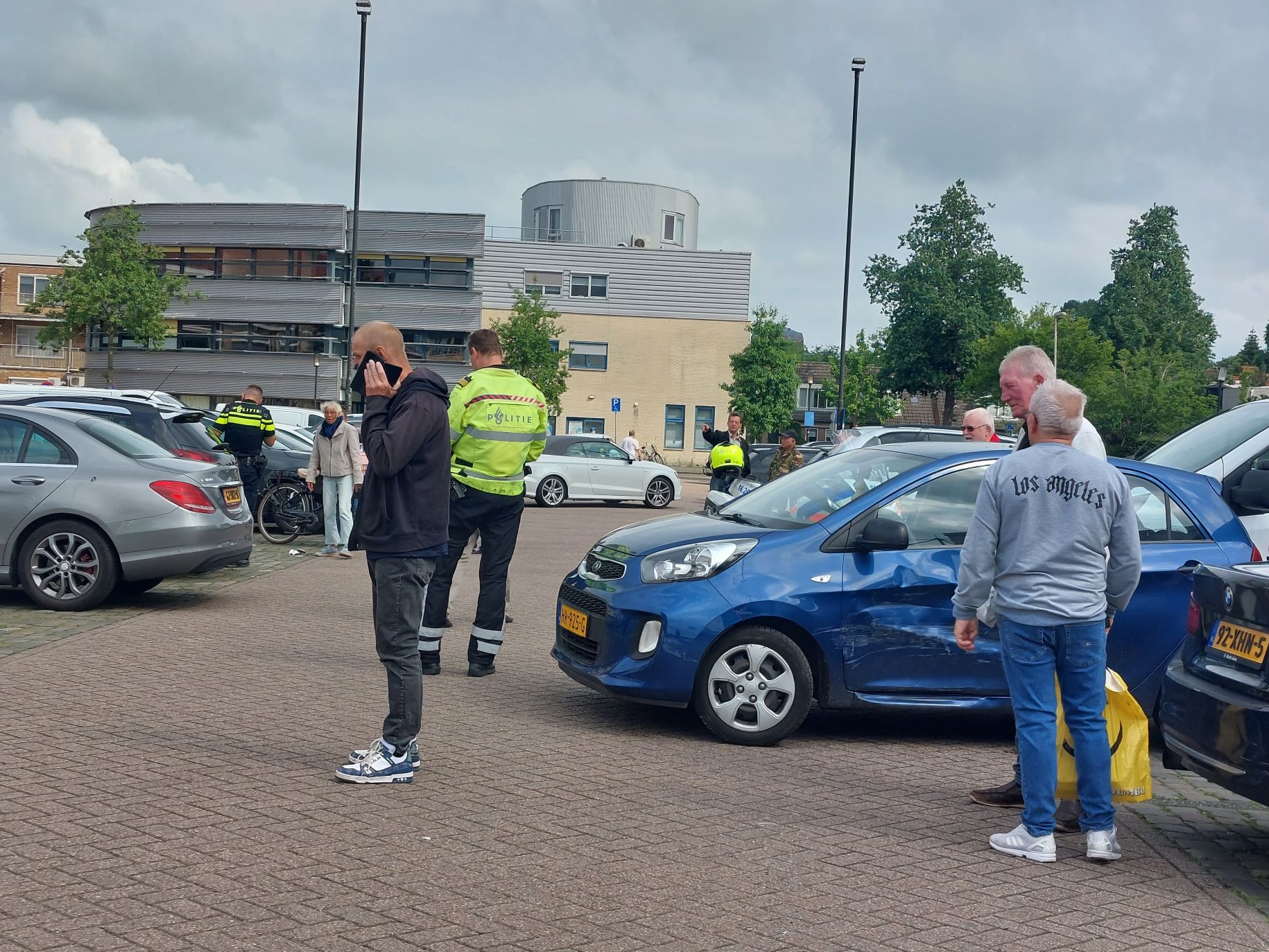 Automobiliste botst tegen geparkeerde auto’s op Cambuurplein in Leeuwarden