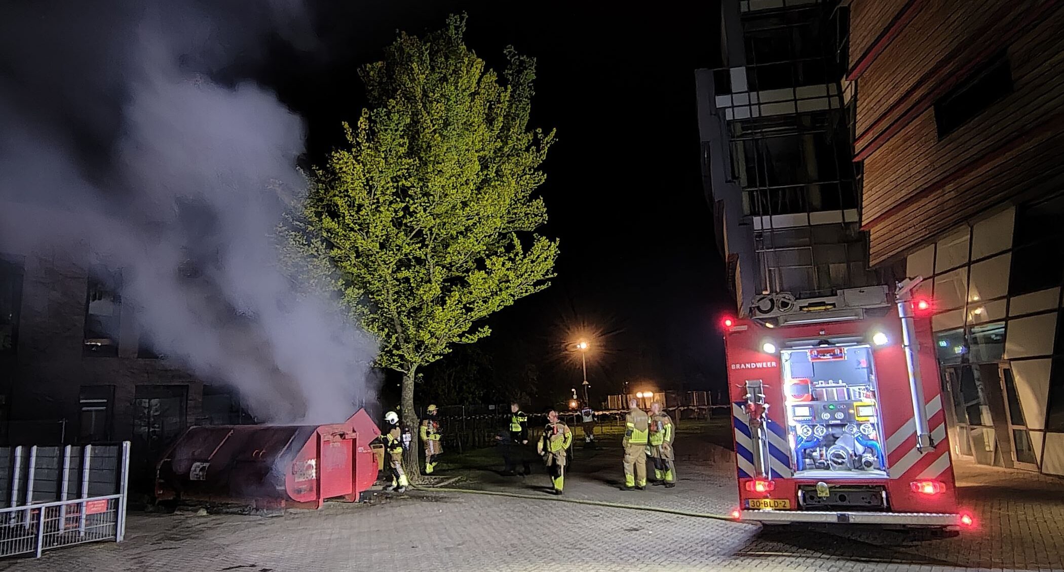 Flinke rookontwikkeling bij brand in container in Leeuwarden