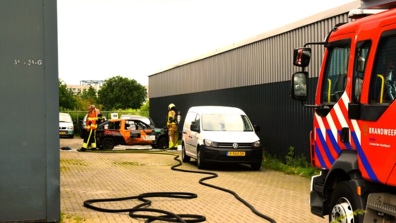 Persoon gewond bij brand in crossauto te Leeuwarden