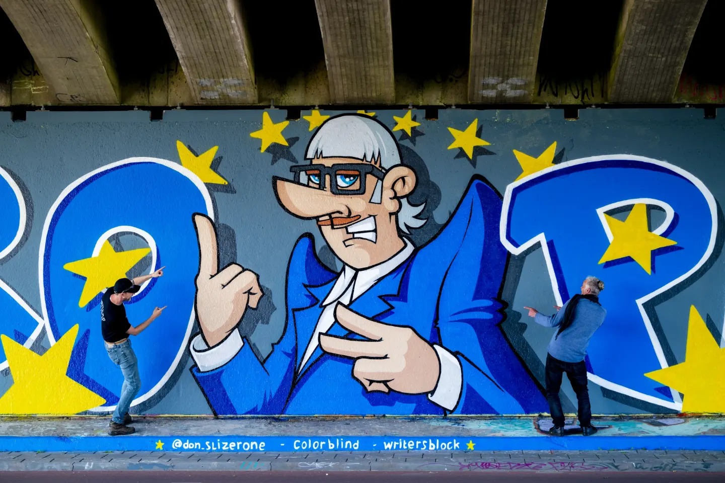 Support straatkunstenaars voor Joost Klein met groot kunstwerk