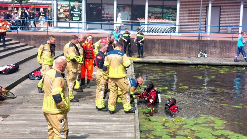 Zoektocht duikers na aantreffen kinderfiets bij vijver in Leeuwarden