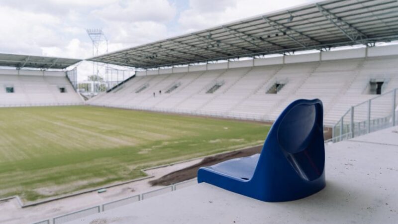 Eerste stoeltje geplaatst in Kooi Stadion van Cambuur, veld prachtig groen