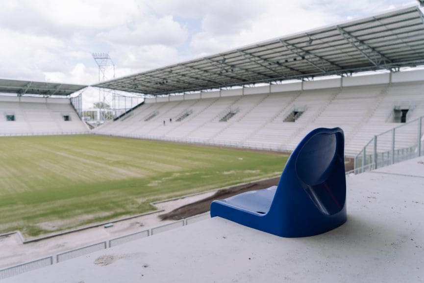 Eerste stoeltje geplaatst in Kooi Stadion van Cambuur, veld prachtig groen