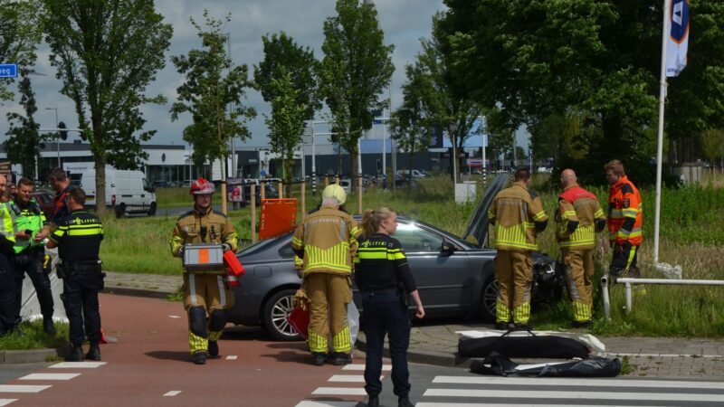 Automobilist rijdt tegen lantaarnpaal en hekwerk in Leeuwarden
