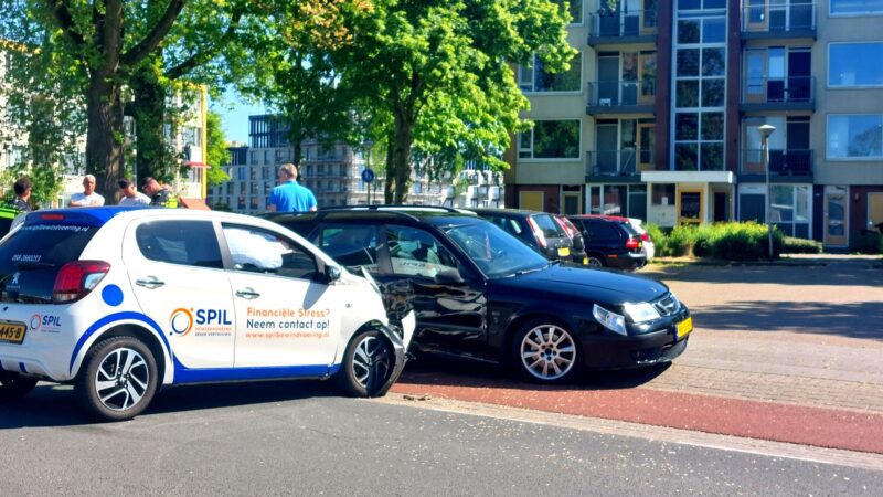 Behoorlijke schade bij autobotsing op Nijlânsdyk in Leeuwarden